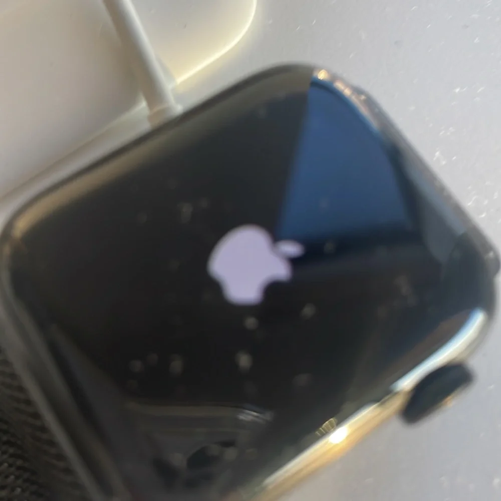 APPLE WATCH // SERIES 6 // 40MM // WR 50M / LTE // TITANIUM & CERAMIC// GPS - Picture 2 of 4